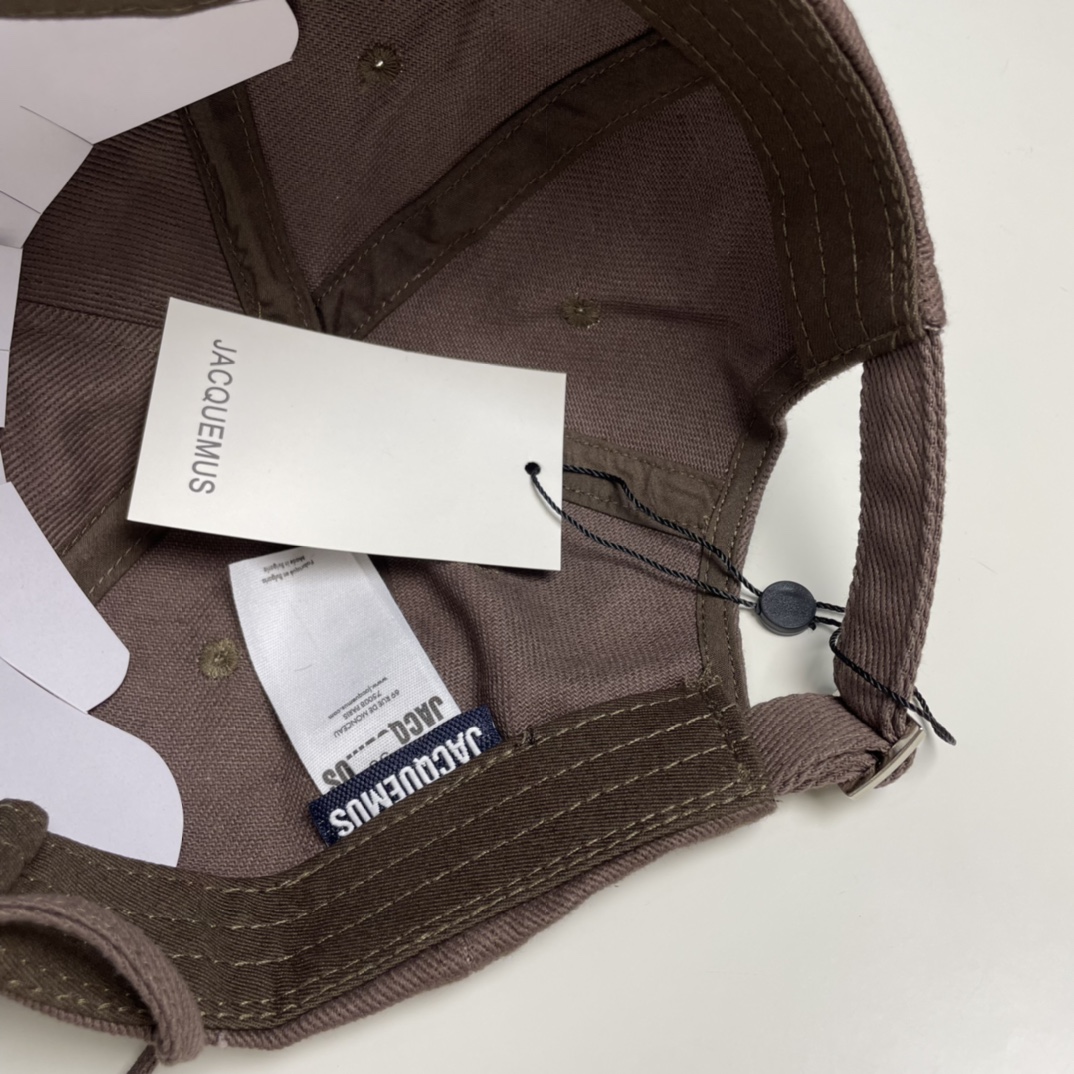 P jacquemu*潮酷高版本棒球帽🧢来啦😎🔅
休闲潮酷风，超经典百搭单品💯
出门凹造型的点亮搭配🤩
