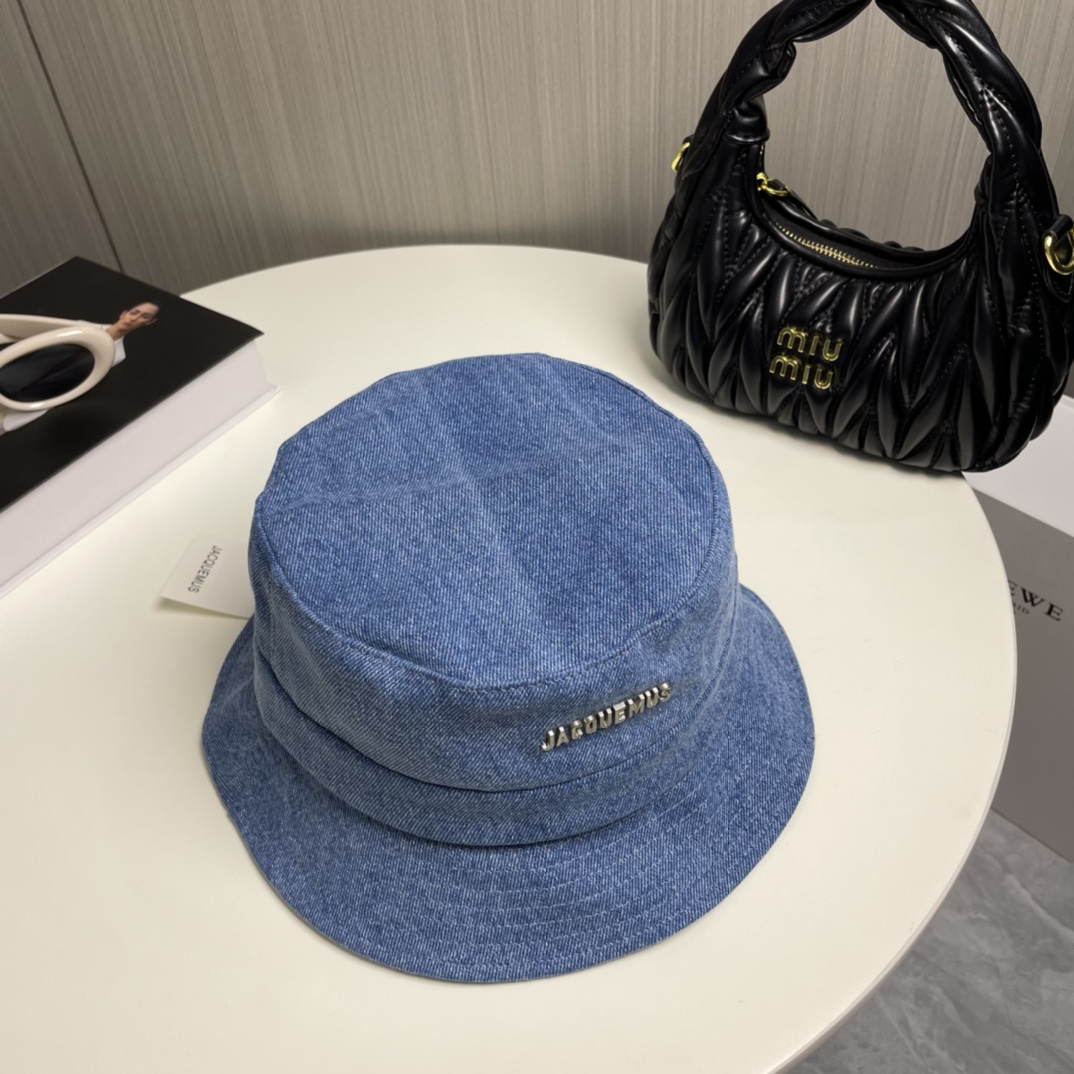 
Jacquemus  高版渔夫帽🎀💕必入 百搭色系，旅行外出必备
可调节大小  夏季渔夫帽又悄悄登场了