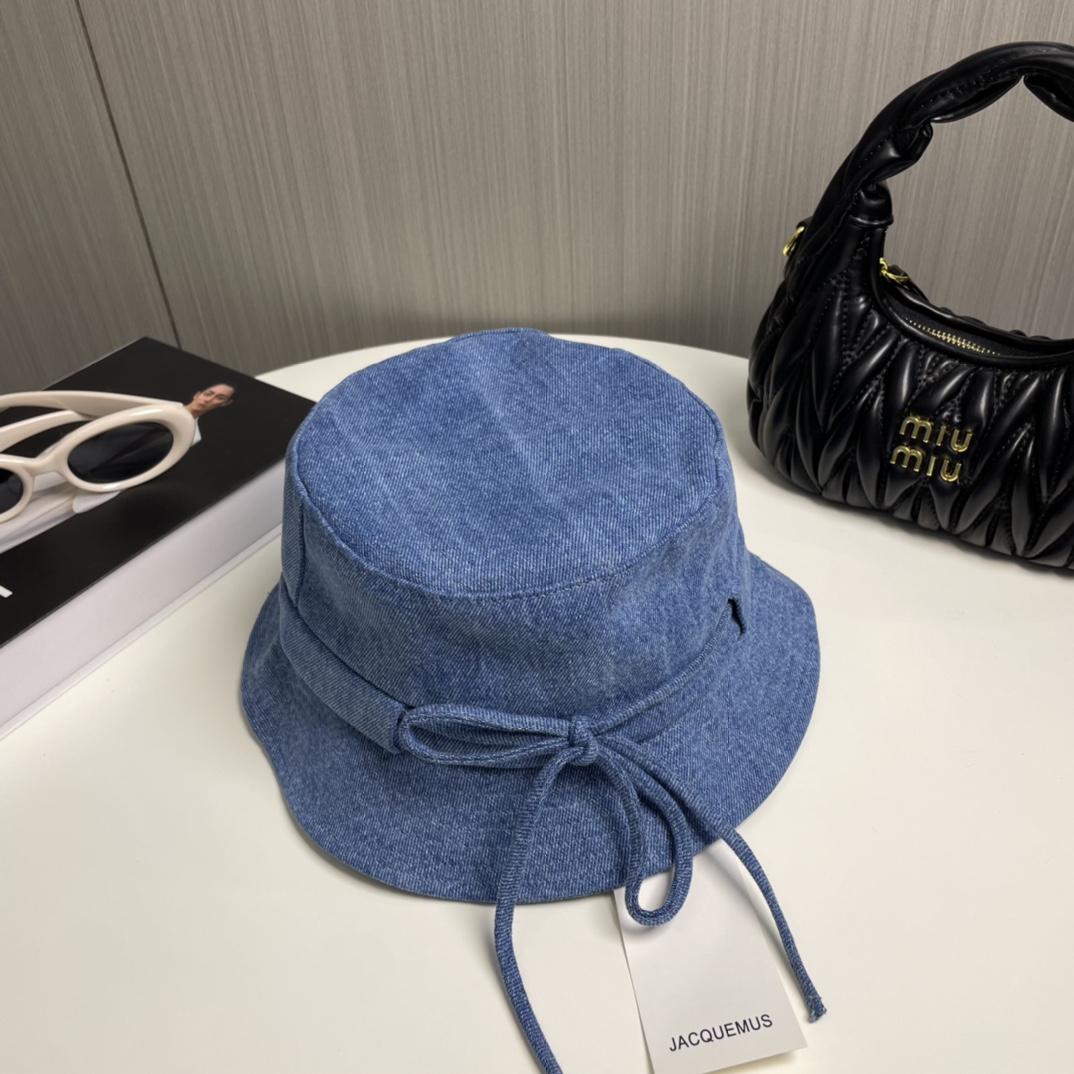 
Jacquemus  高版渔夫帽🎀💕必入 百搭色系，旅行外出必备
可调节大小  夏季渔夫帽又悄悄登场了