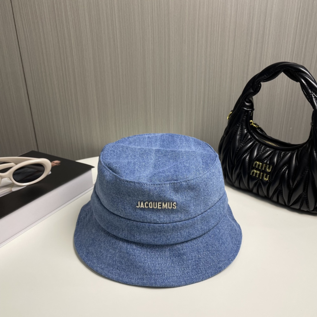 
Jacquemus  高版渔夫帽🎀💕必入 百搭色系，旅行外出必备
可调节大小  夏季渔夫帽又悄悄登场了
