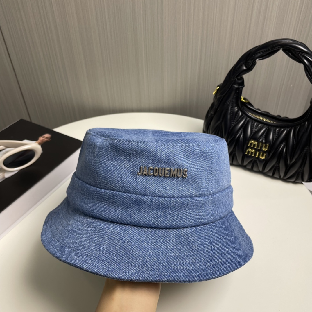 
Jacquemus  高版渔夫帽🎀💕必入 百搭色系，旅行外出必备
可调节大小  夏季渔夫帽又悄悄登场了