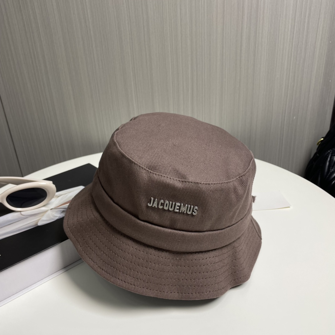 
Jacquemus  高版渔夫帽🎀💕必入 百搭色系，旅行外出必备
可调节大小  夏季渔夫帽又悄悄登场了