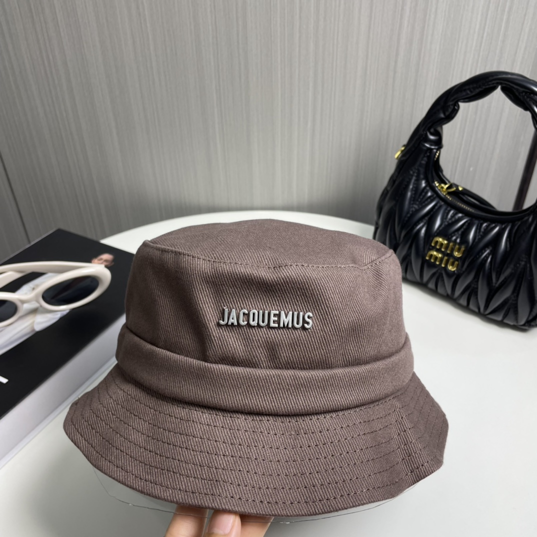 
Jacquemus  高版渔夫帽🎀💕必入 百搭色系，旅行外出必备
可调节大小  夏季渔夫帽又悄悄登场了