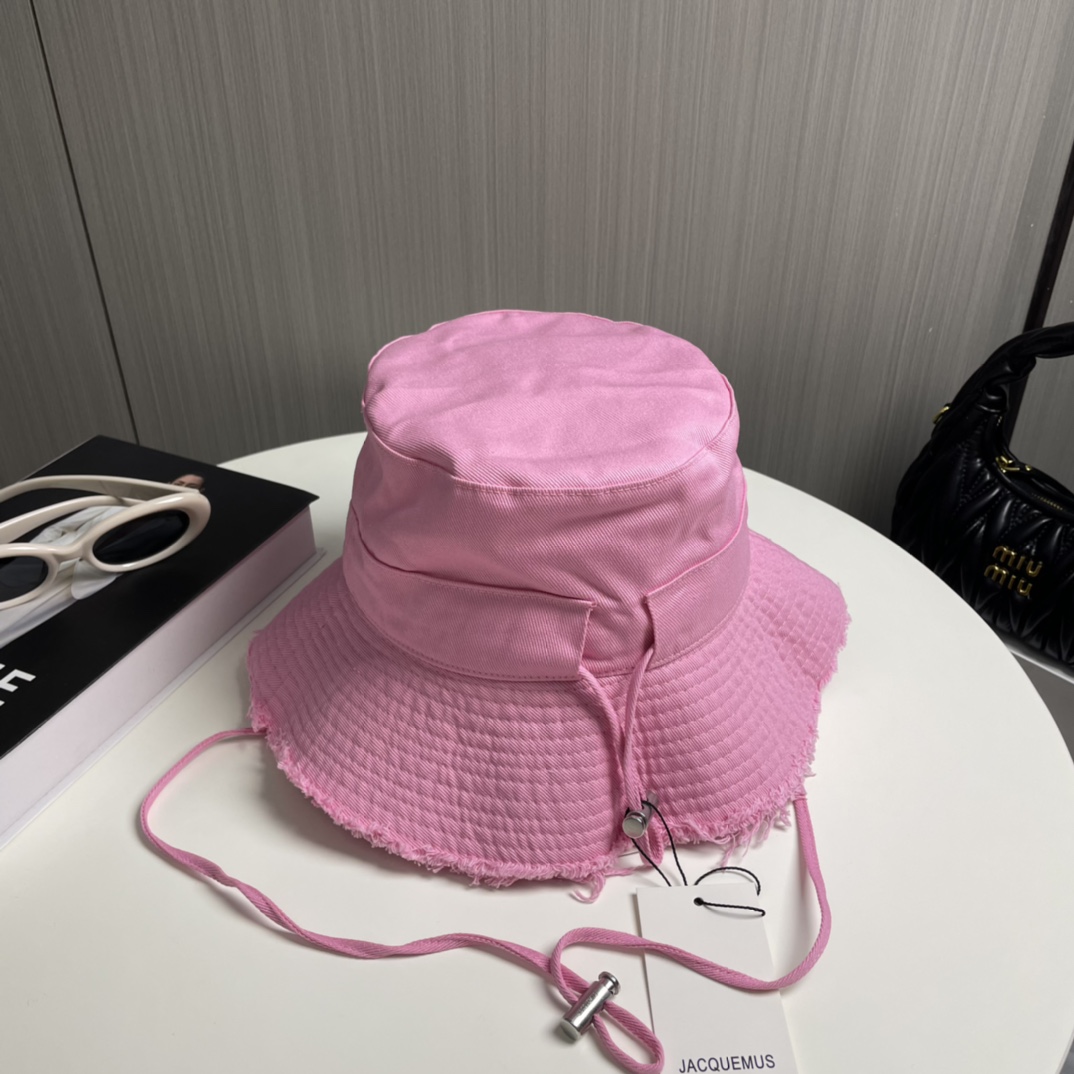 
Jacquemus  高版渔夫帽🎀💕必入 百搭色系，旅行外出必备
可调节大小  夏季渔夫帽又悄悄登场了