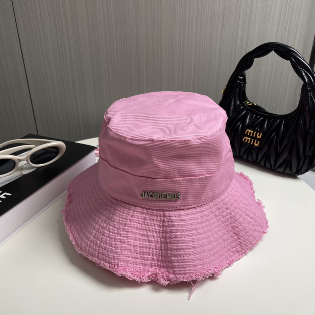 
Jacquemus  高版渔夫帽🎀💕必入 百搭色系，旅行外出必备
可调节大小  夏季渔夫帽又悄悄登场了