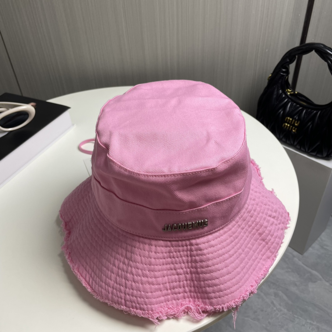 
Jacquemus  高版渔夫帽🎀💕必入 百搭色系，旅行外出必备
可调节大小  夏季渔夫帽又悄悄登场了