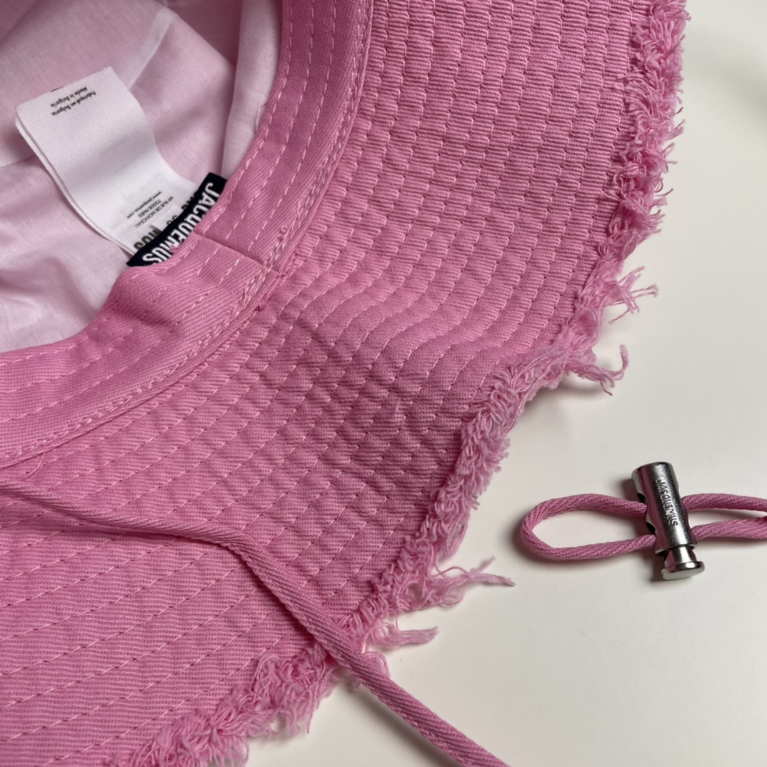 
Jacquemus  高版渔夫帽🎀💕必入 百搭色系，旅行外出必备
可调节大小  夏季渔夫帽又悄悄登场了