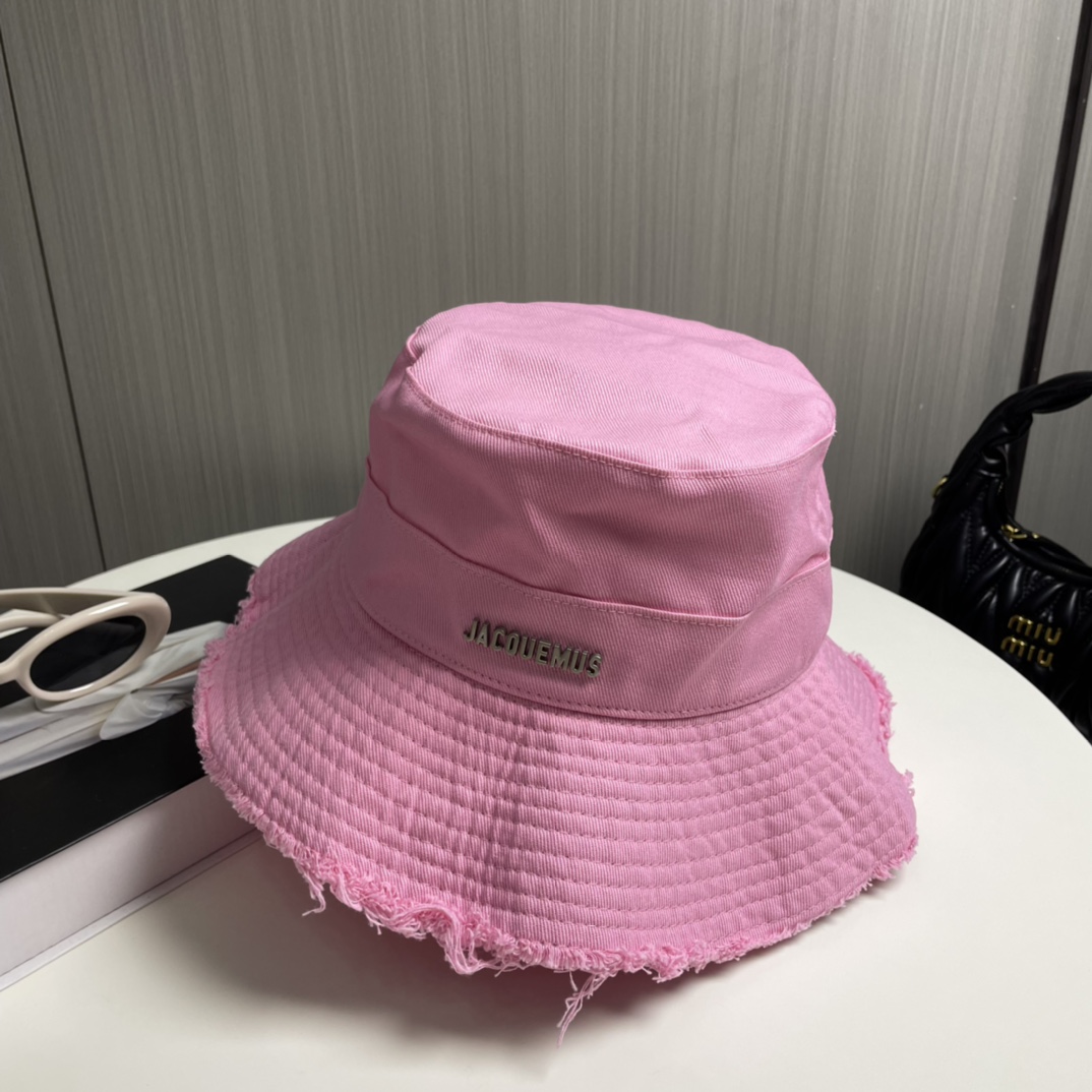 
Jacquemus  高版渔夫帽🎀💕必入 百搭色系，旅行外出必备
可调节大小  夏季渔夫帽又悄悄登场了