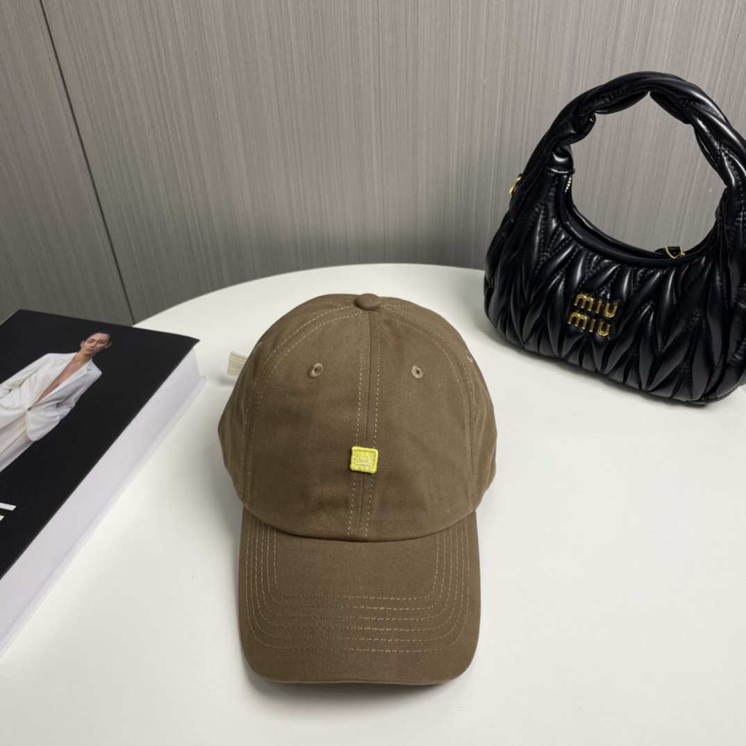Fashionable Unisex Baseball Caps with Smiley Face Emblem