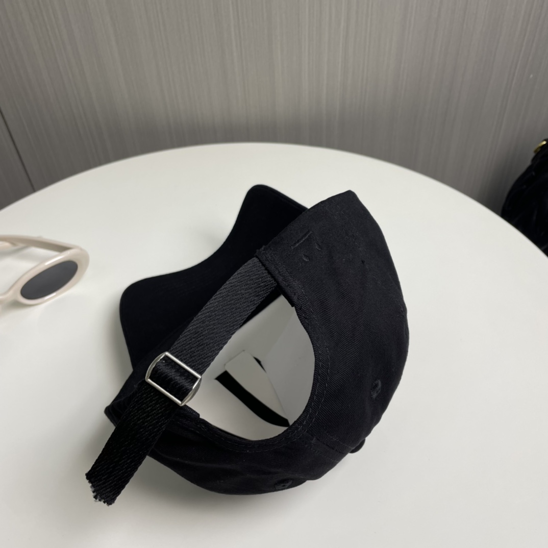 Acne Brand Baseball Caps: Fashionable, Functional, and Versatile for All. - 图片 3