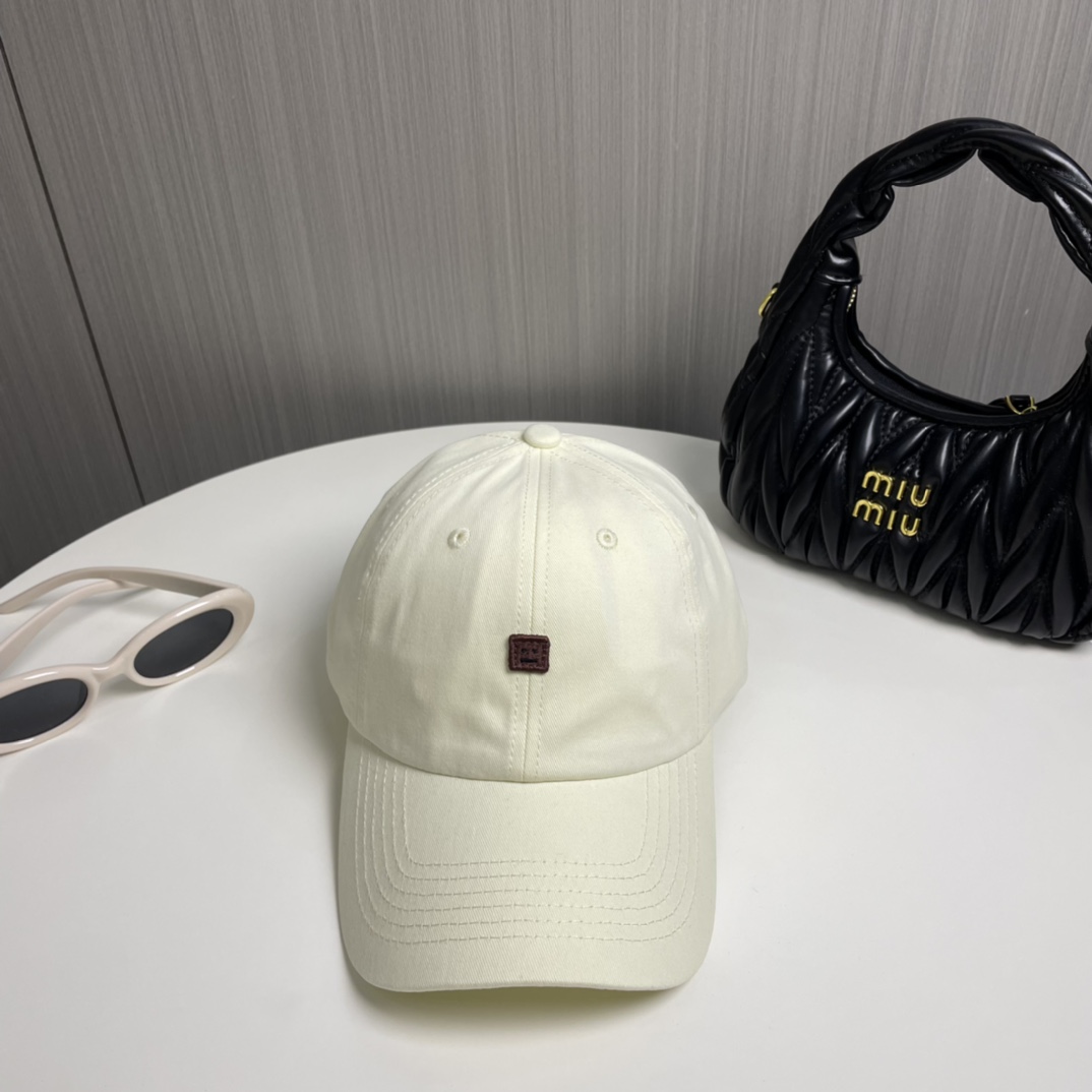 Fashionable Unisex Baseball Cap with Smiley Emblem and Adjustable Fit