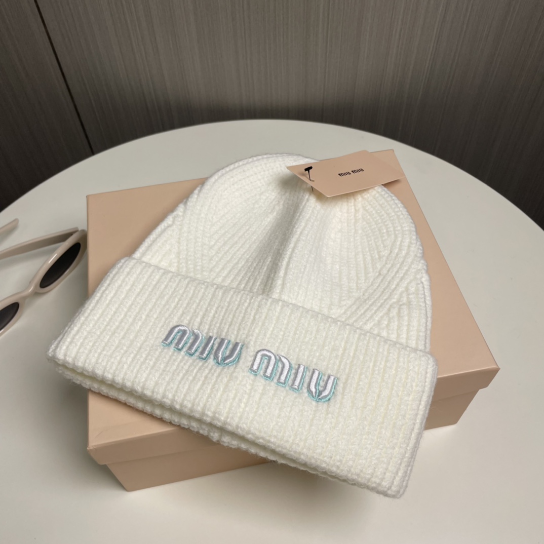 Miumiu’s High-Quality Unisex Red Book Novel Mock-Up Fabric Collection - 图片 7
