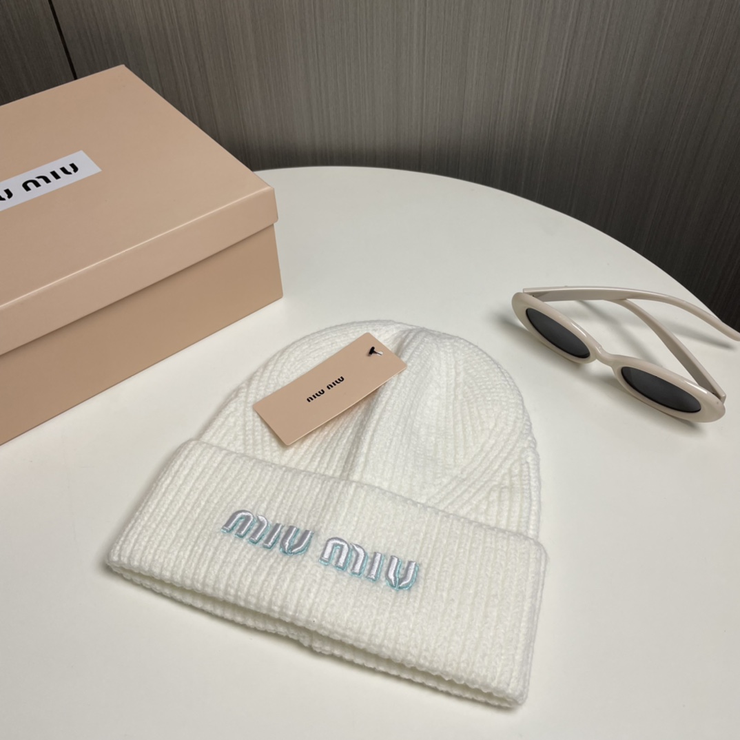 Miumiu’s High-Quality Unisex Red Book Novel Mock-Up Fabric Collection - 图片 6