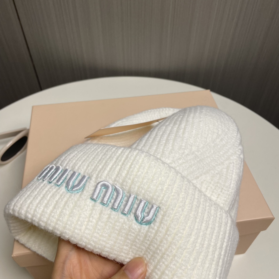 Miumiu’s High-Quality Unisex Red Book Novel Mock-Up Fabric Collection - 图片 8