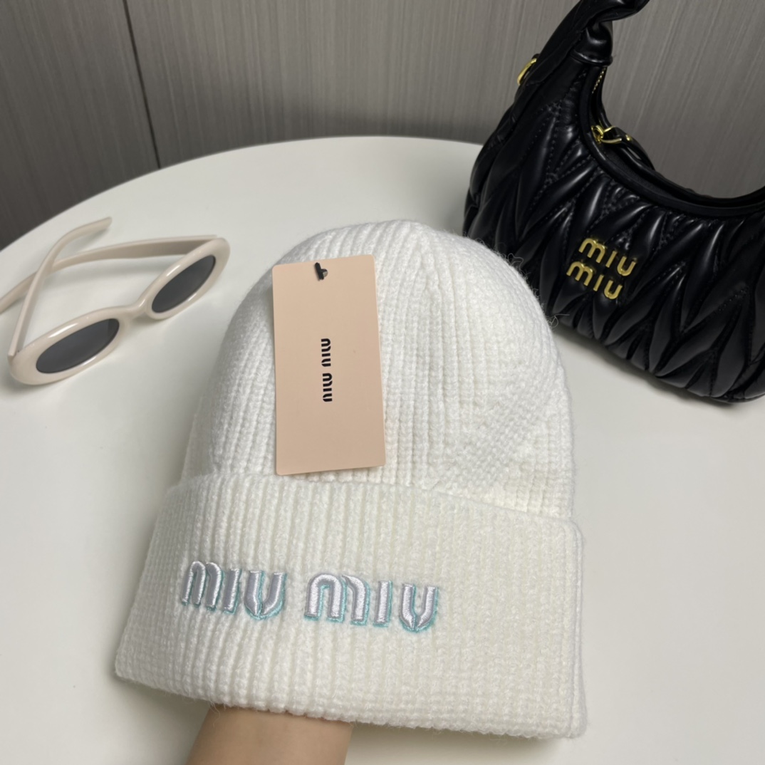 Miumiu’s High-Quality Unisex Red Book Novel Mock-Up Fabric Collection - 图片 2