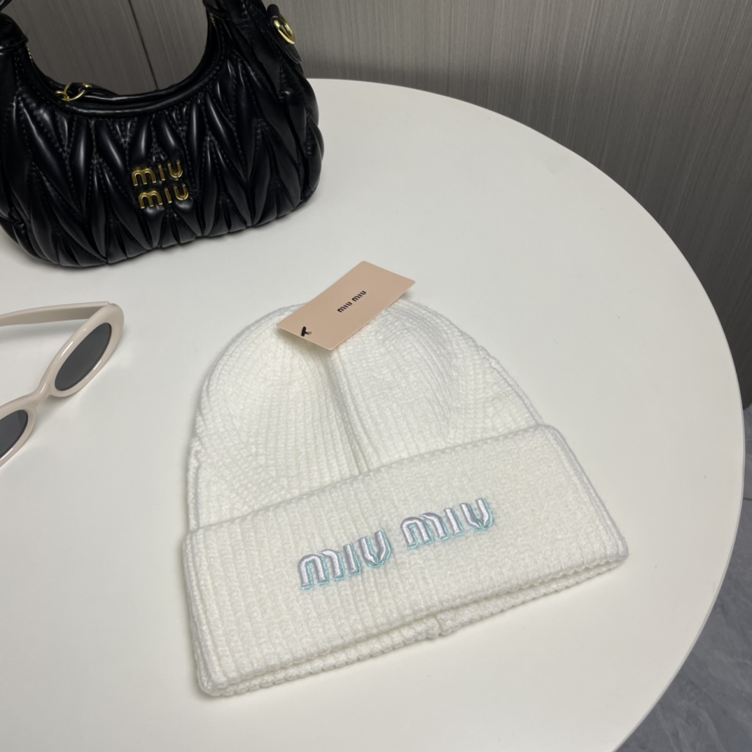 Miumiu’s High-Quality Unisex Red Book Novel Mock-Up Fabric Collection - 图片 5