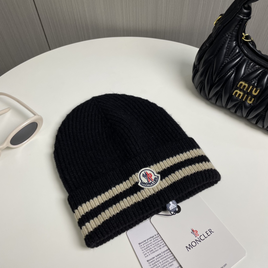 P58
蒙口Moncler👒经典原单蒙口针织毛线帽，采用精选羊毛面料，超高羊毛成份，‼️手感超柔软，弹性极佳，高档又减龄、超保暖！
