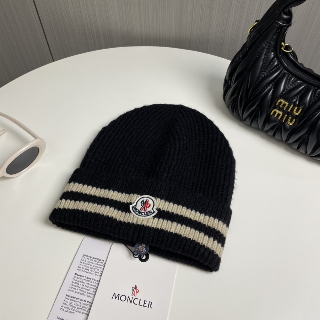 P58
蒙口Moncler👒经典原单蒙口针织毛线帽，采用精选羊毛面料，超高羊毛成份，‼️手感超柔软，弹性极佳，高档又减龄、超保暖！