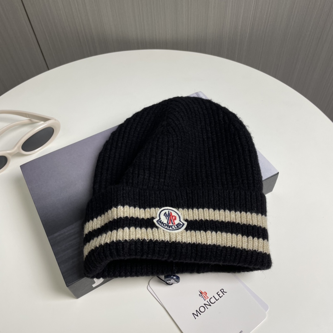 P58
蒙口Moncler👒经典原单蒙口针织毛线帽，采用精选羊毛面料，超高羊毛成份，‼️手感超柔软，弹性极佳，高档又减龄、超保暖！