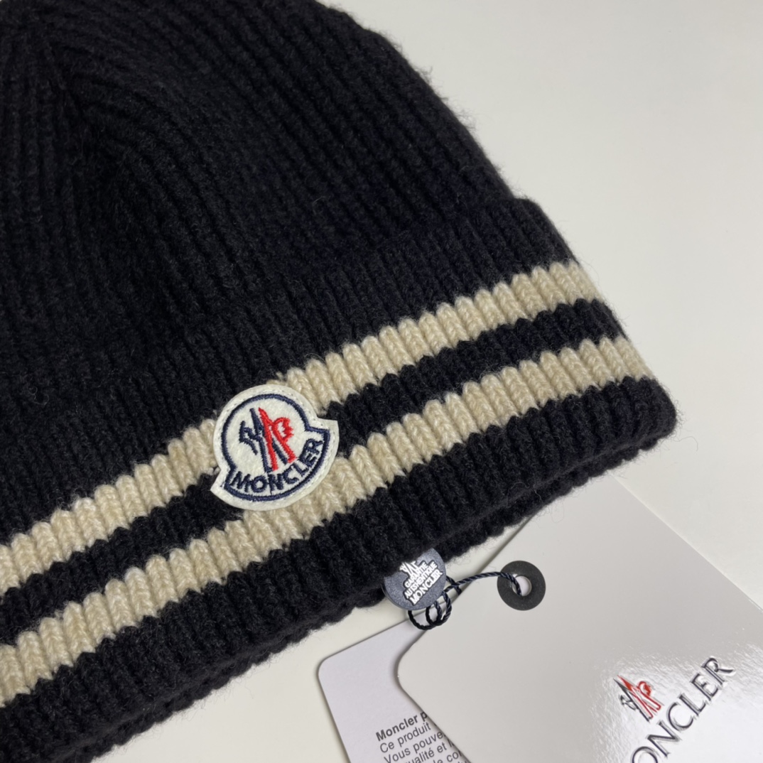 P58
蒙口Moncler👒经典原单蒙口针织毛线帽，采用精选羊毛面料，超高羊毛成份，‼️手感超柔软，弹性极佳，高档又减龄、超保暖！