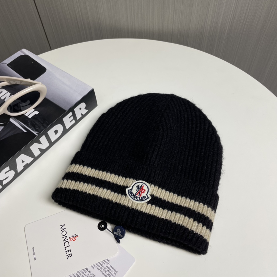 P58
蒙口Moncler👒经典原单蒙口针织毛线帽，采用精选羊毛面料，超高羊毛成份，‼️手感超柔软，弹性极佳，高档又减龄、超保暖！