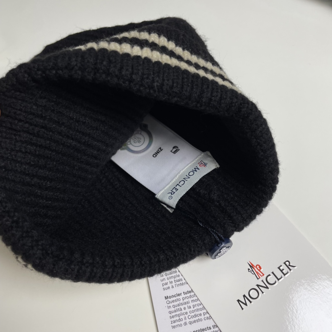 P58
蒙口Moncler👒经典原单蒙口针织毛线帽，采用精选羊毛面料，超高羊毛成份，‼️手感超柔软，弹性极佳，高档又减龄、超保暖！