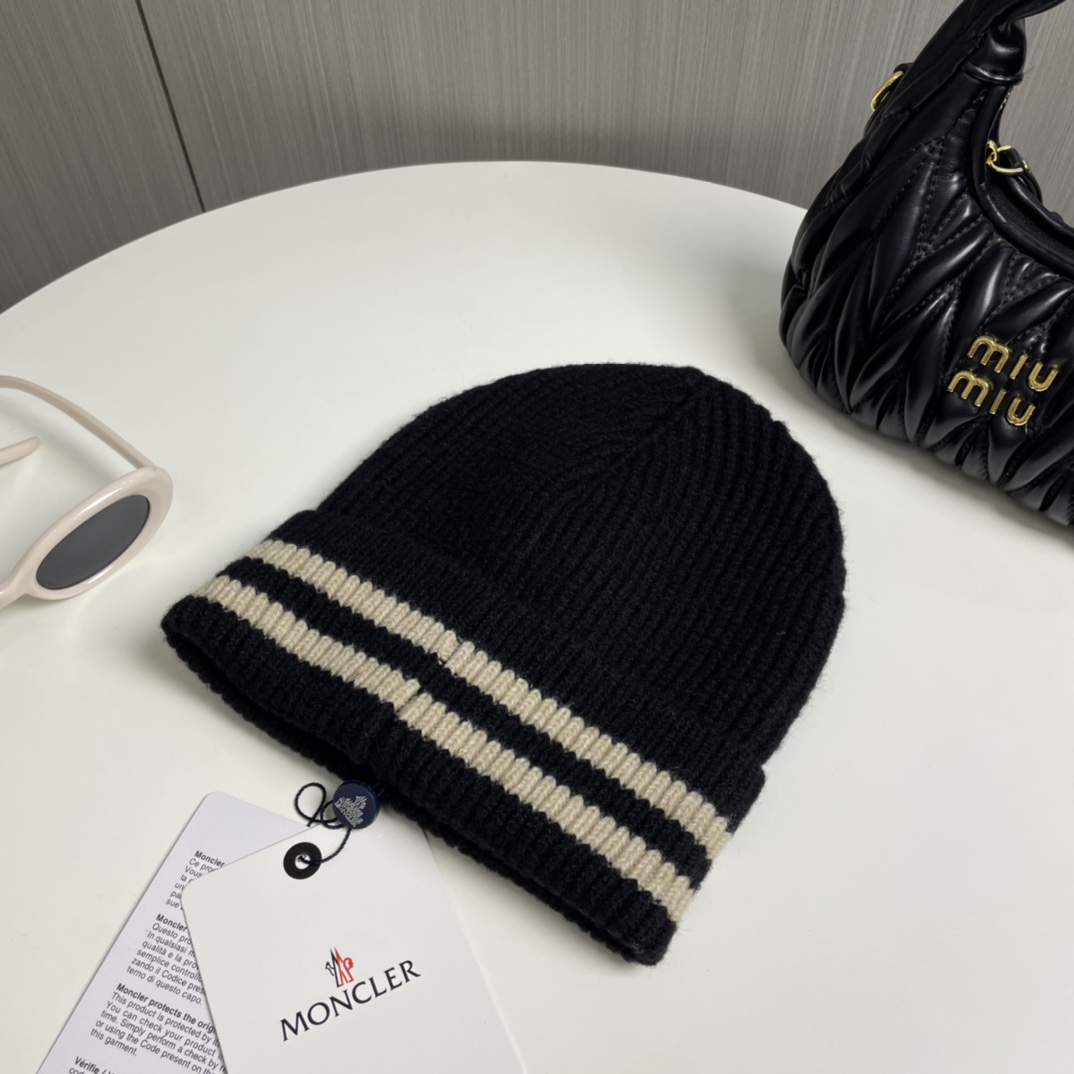P58
蒙口Moncler👒经典原单蒙口针织毛线帽，采用精选羊毛面料，超高羊毛成份，‼️手感超柔软，弹性极佳，高档又减龄、超保暖！