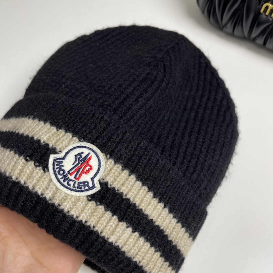 P58
蒙口Moncler👒经典原单蒙口针织毛线帽，采用精选羊毛面料，超高羊毛成份，‼️手感超柔软，弹性极佳，高档又减龄、超保暖！