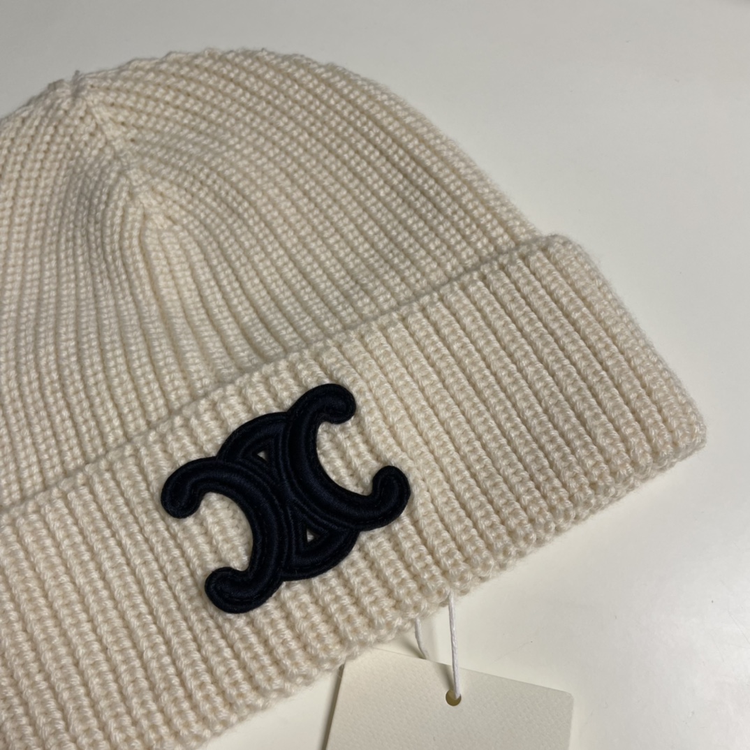 P65赛琳凯旋门针织单帽新款上架，出街必备单品，减龄又时尚，非常大方！帽型特别好看！而且价格非常美丽！送人自用都是非常不错的一款单品哦！！商标吊牌齐全！！