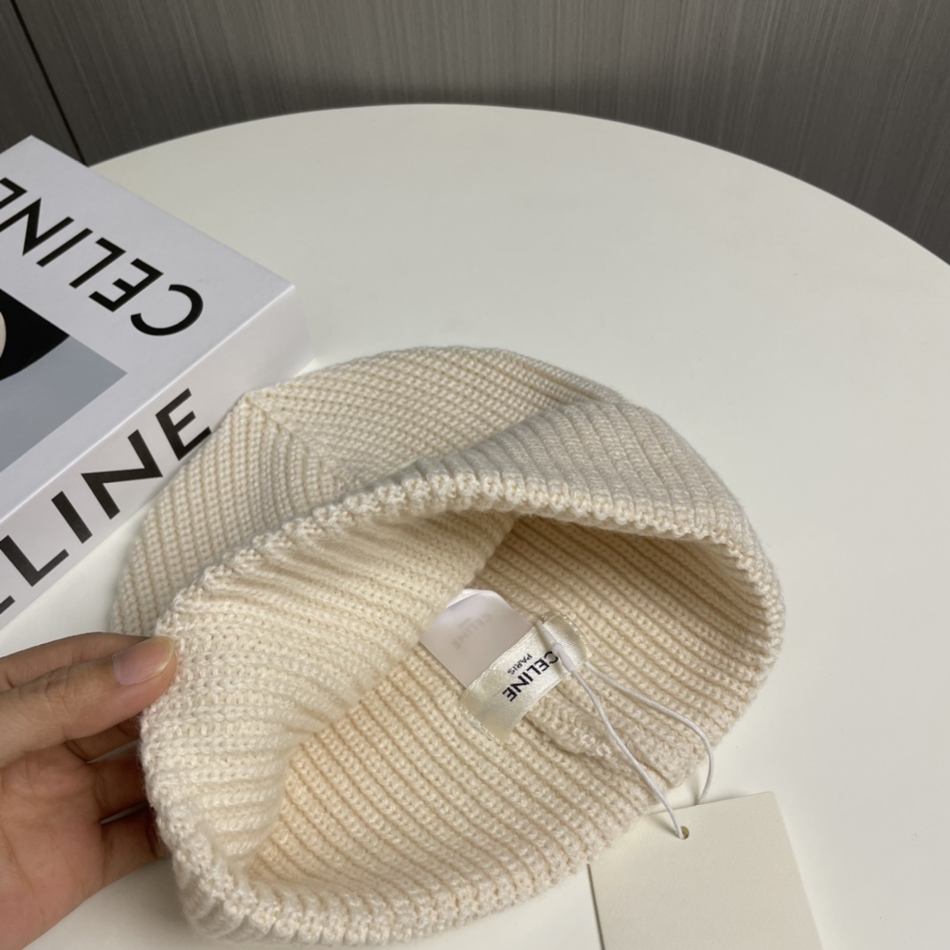P65赛琳凯旋门针织单帽新款上架，出街必备单品，减龄又时尚，非常大方！帽型特别好看！而且价格非常美丽！送人自用都是非常不错的一款单品哦！！商标吊牌齐全！！