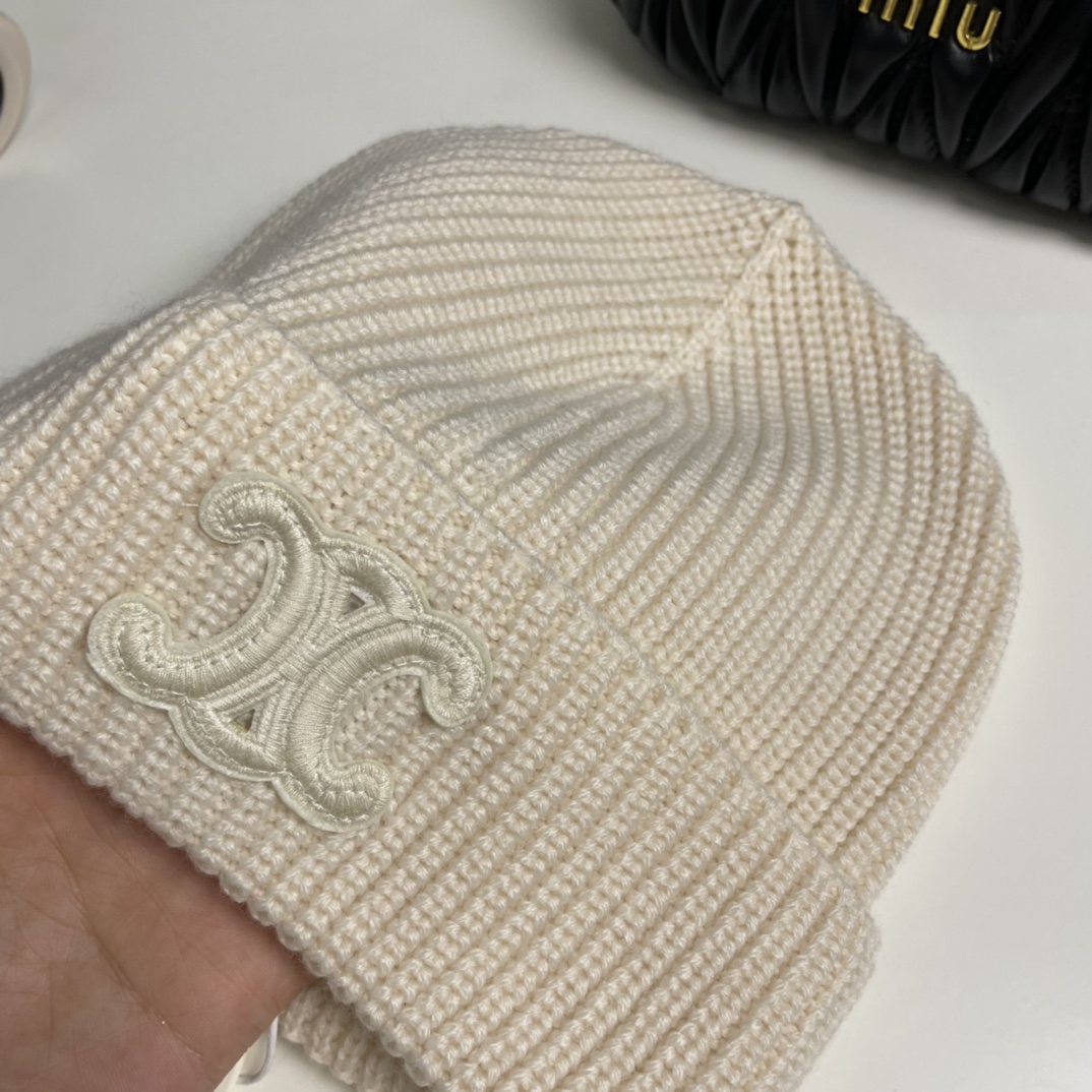 P65赛琳凯旋门针织单帽新款上架，出街必备单品，减龄又时尚，非常大方！帽型特别好看！而且价格非常美丽！送人自用都是非常不错的一款单品哦！！商标吊牌齐全！！