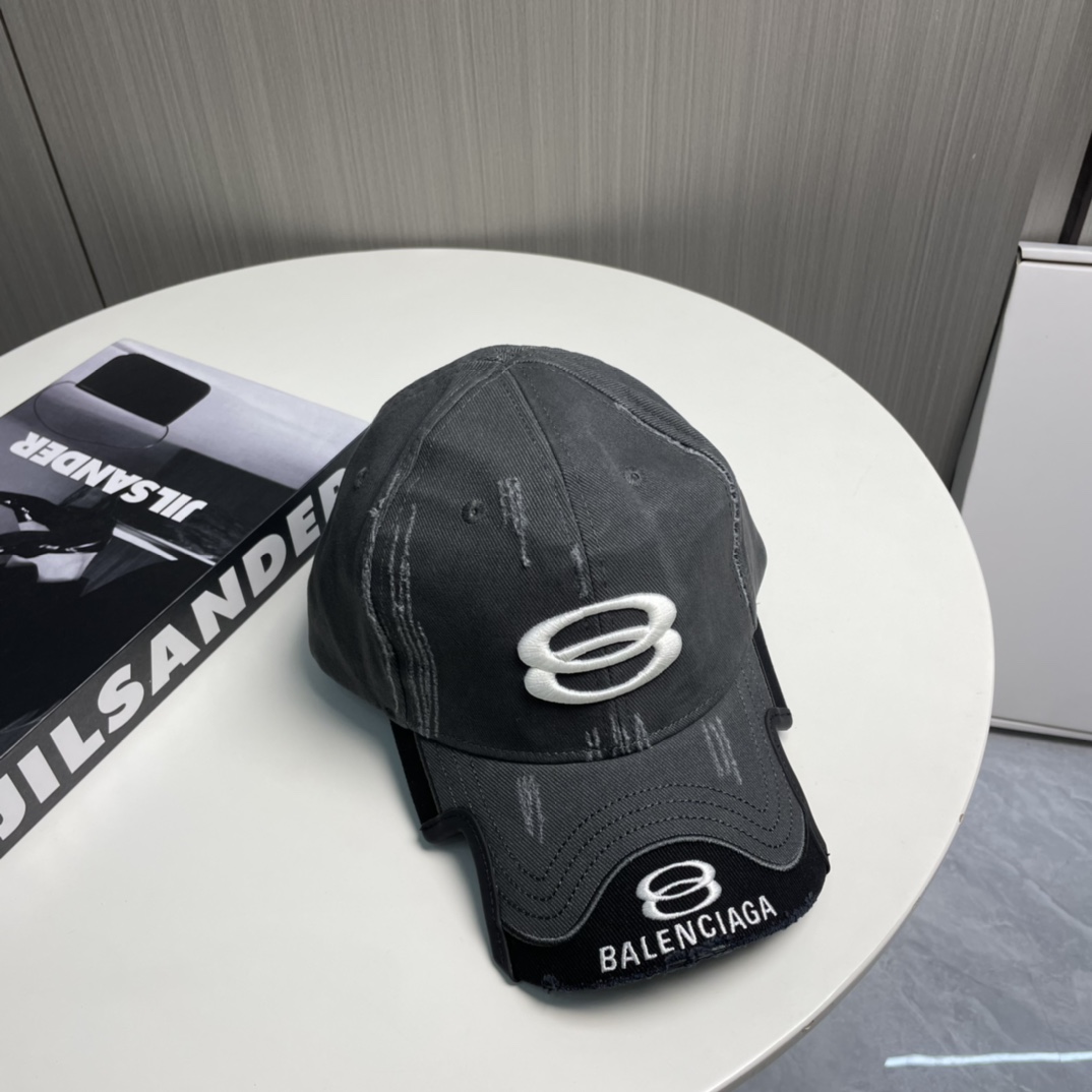 
BALENCIAGA巴黎世家新款刺绣logo棒球帽，很酷的色系，男女佩戴都有不同style，第一批抢先