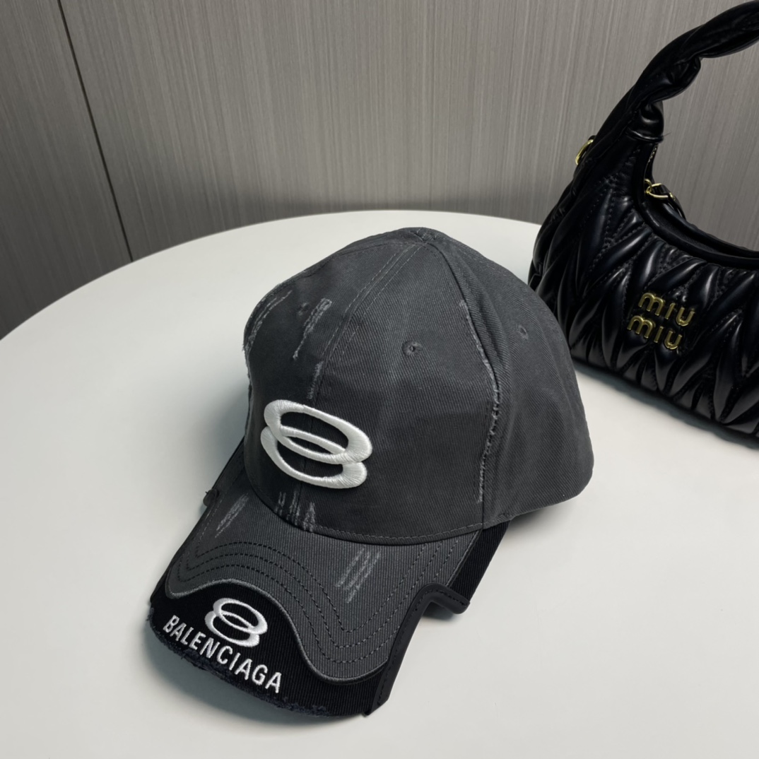 
BALENCIAGA巴黎世家新款刺绣logo棒球帽，很酷的色系，男女佩戴都有不同style，第一批抢先