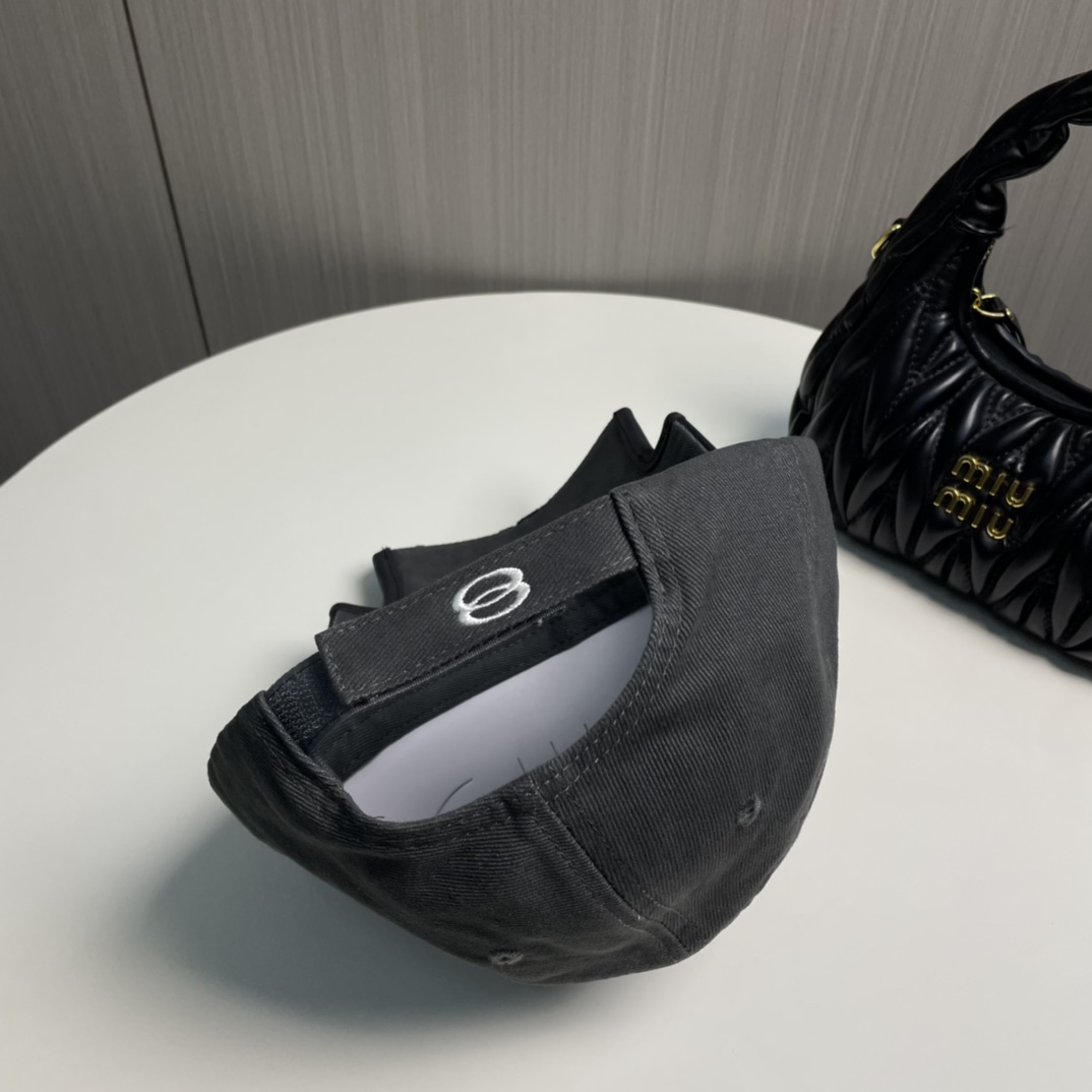 
BALENCIAGA巴黎世家新款刺绣logo棒球帽，很酷的色系，男女佩戴都有不同style，第一批抢先