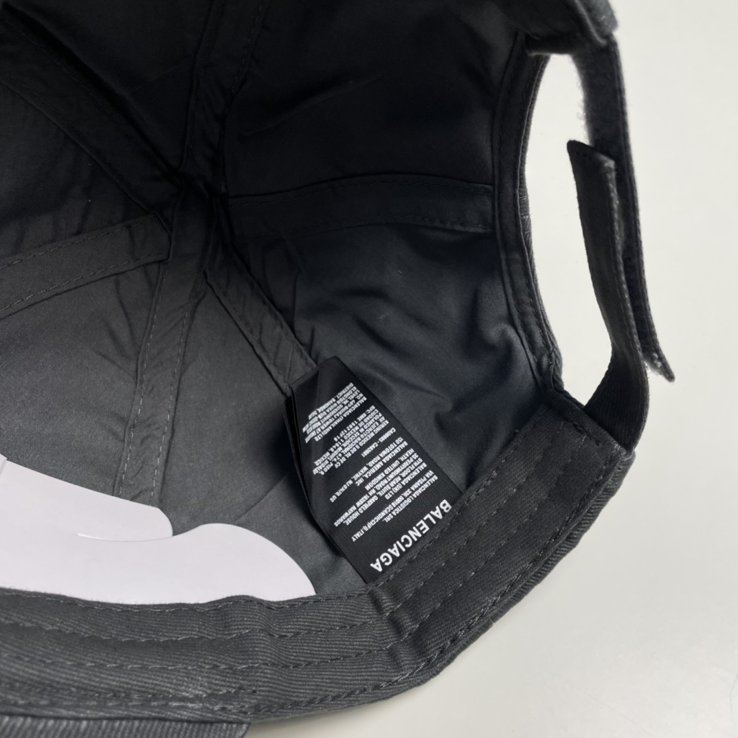 
BALENCIAGA巴黎世家新款刺绣logo棒球帽，很酷的色系，男女佩戴都有不同style，第一批抢先