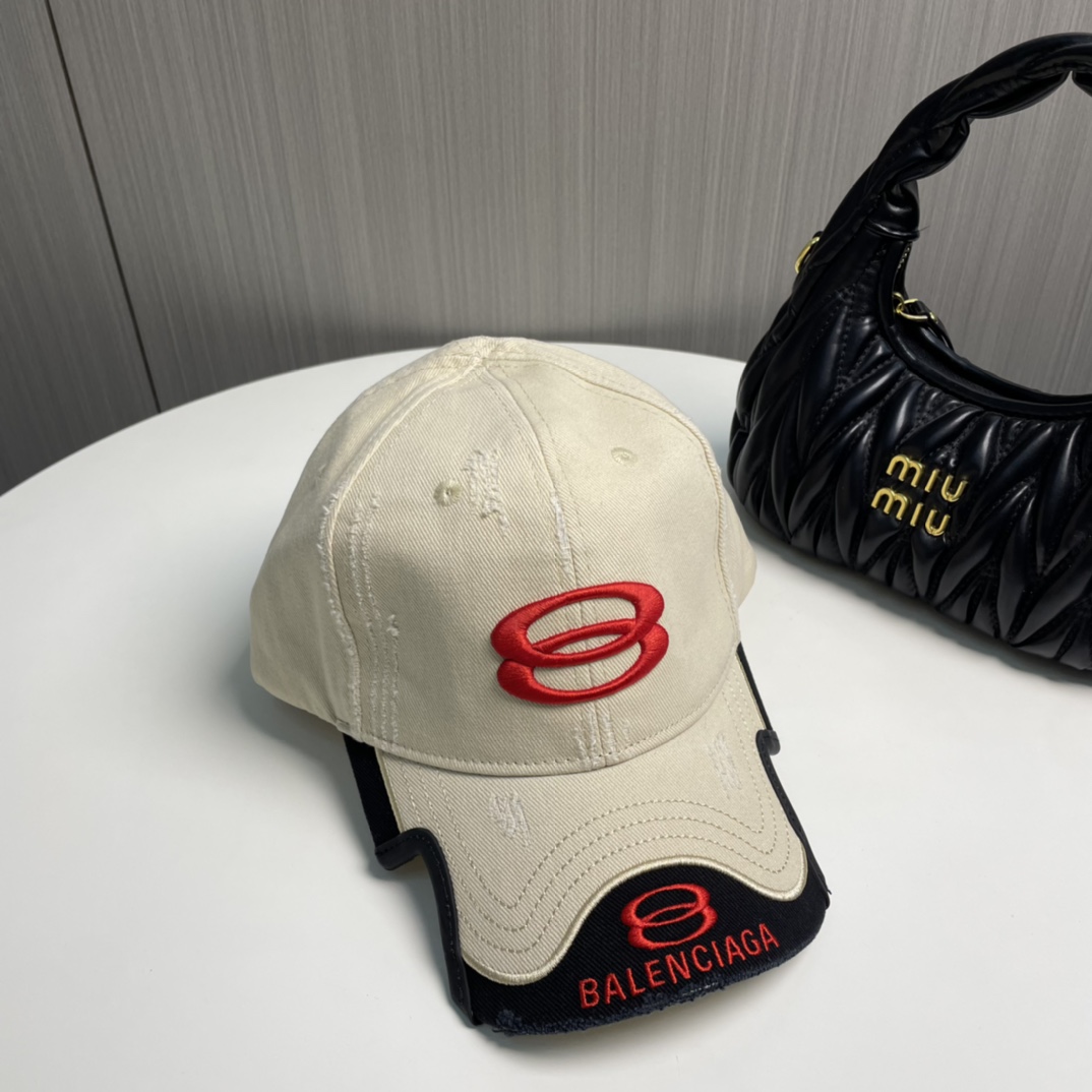
BALENCIAGA巴黎世家新款刺绣logo棒球帽，很酷的色系，男女佩戴都有不同style，第一批抢先
