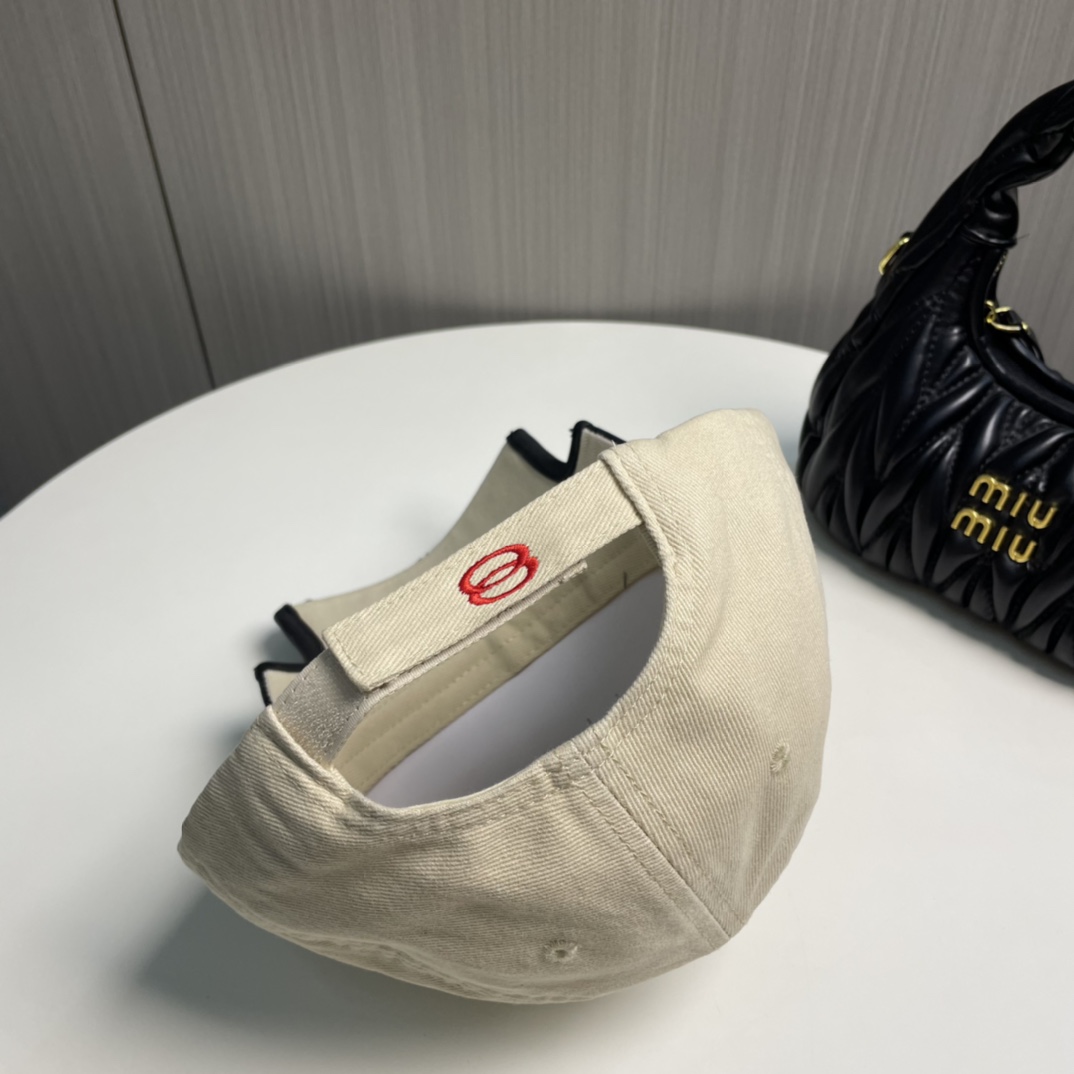 
BALENCIAGA巴黎世家新款刺绣logo棒球帽，很酷的色系，男女佩戴都有不同style，第一批抢先