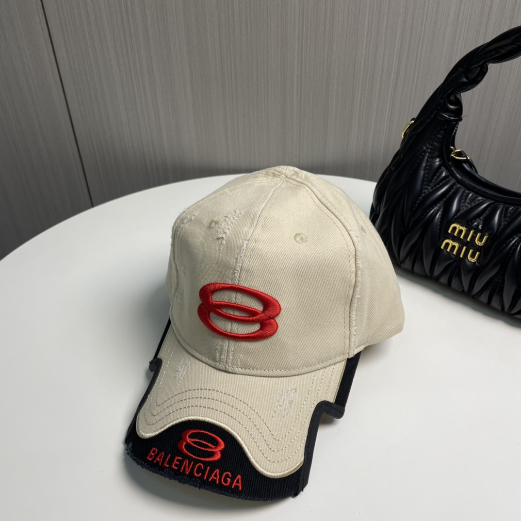 
BALENCIAGA巴黎世家新款刺绣logo棒球帽，很酷的色系，男女佩戴都有不同style，第一批抢先