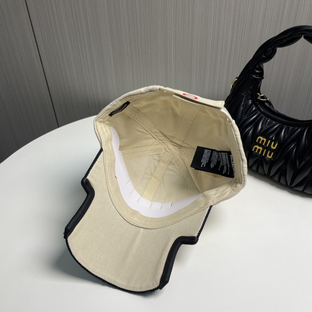 
BALENCIAGA巴黎世家新款刺绣logo棒球帽，很酷的色系，男女佩戴都有不同style，第一批抢先