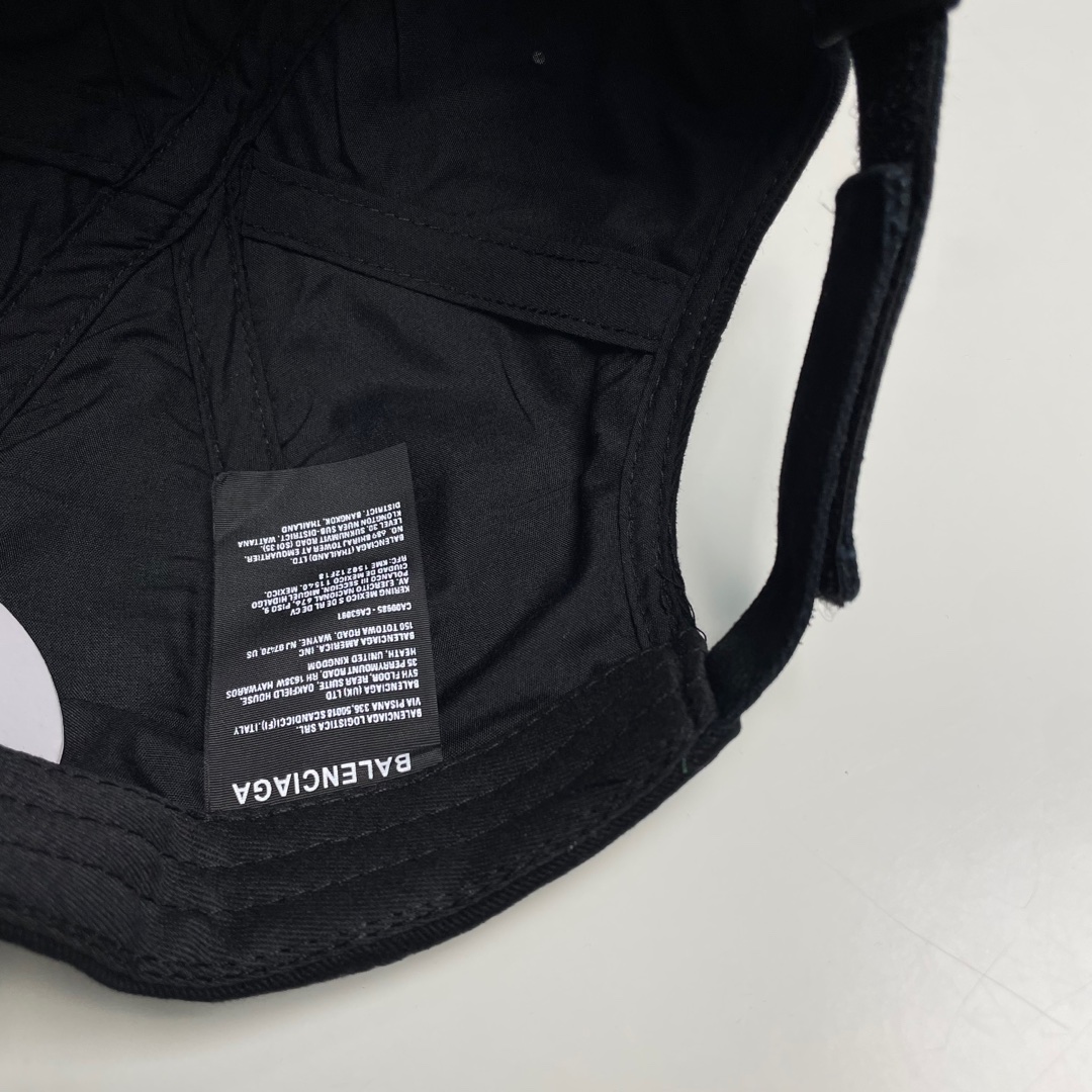 BALENCIAGA巴黎世家新款刺绣logo棒球帽，很酷的色系，男女佩戴都有不同style，第一批抢先出