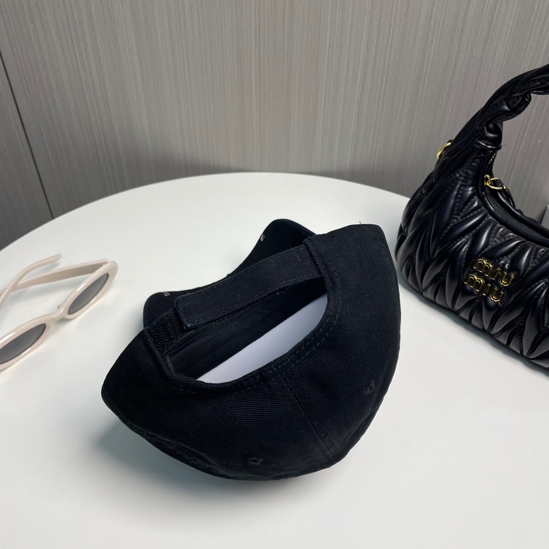 BALENCIAGA巴黎世家新款刺绣logo棒球帽，很酷的色系，男女佩戴都有不同style，第一批抢先出