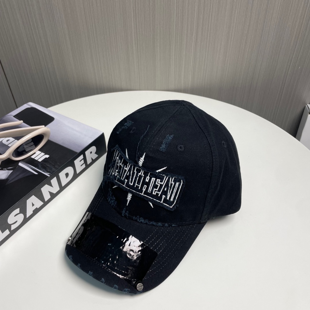 BALENCIAGA巴黎世家新款刺绣logo棒球帽，很酷的色系，男女佩戴都有不同style，第一批抢先出