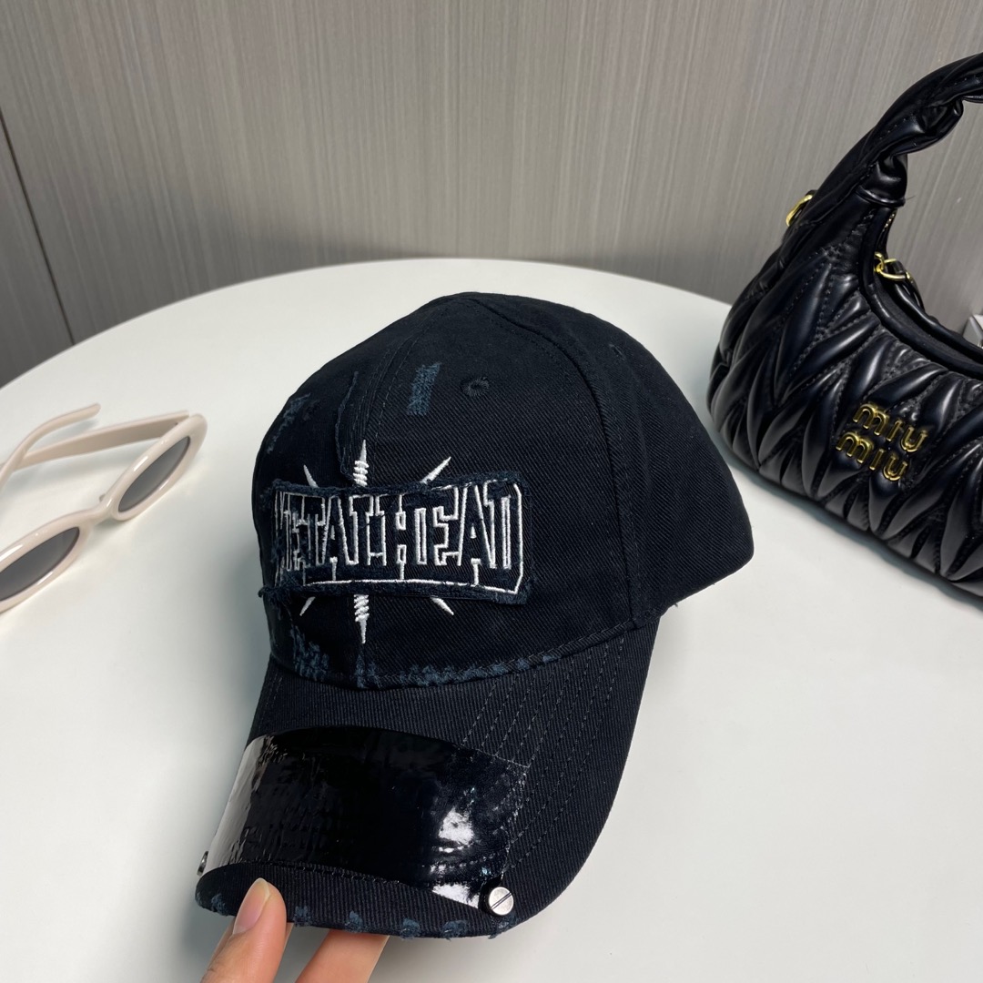 BALENCIAGA巴黎世家新款刺绣logo棒球帽，很酷的色系，男女佩戴都有不同style，第一批抢先出