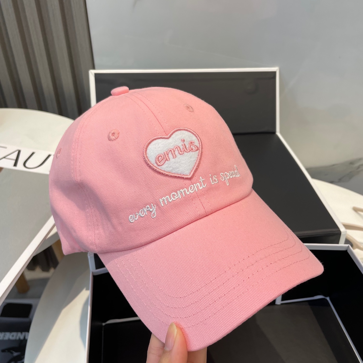 “The Korean Fashion Must-Have: The Magical New Baseball Cap Trend” - 图片 7