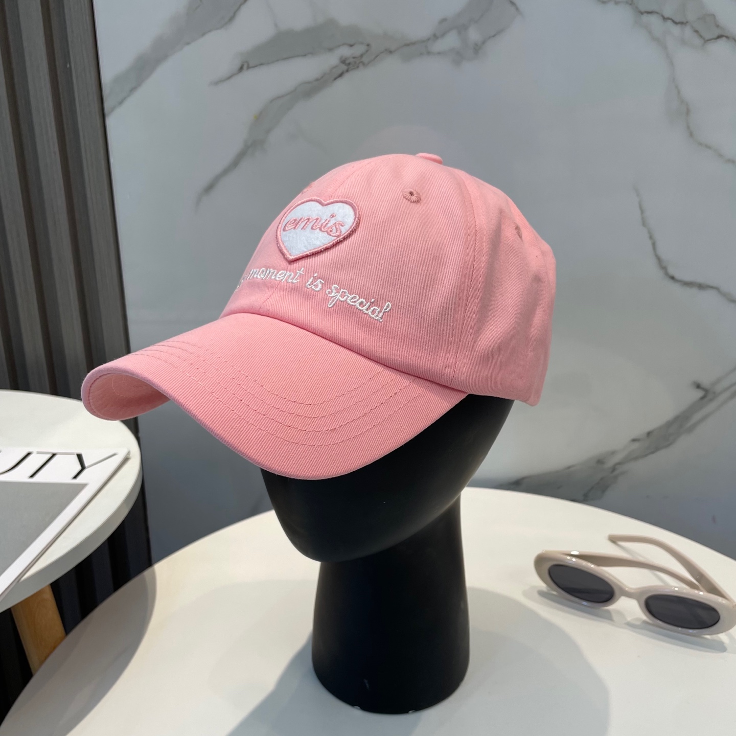 “The Korean Fashion Must-Have: The Magical New Baseball Cap Trend” - 图片 2