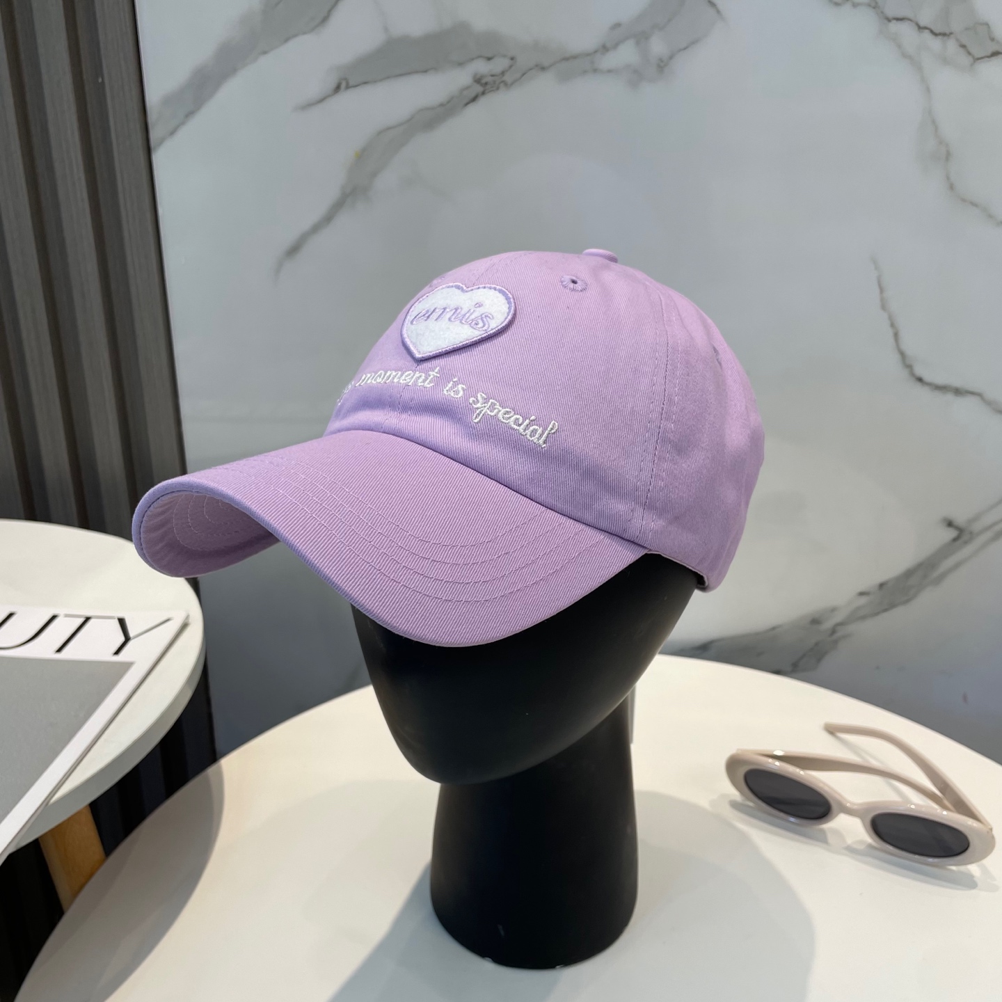 “The Korean Fashion Must-Have: The Magical New Baseball Cap Trend” - 图片 3