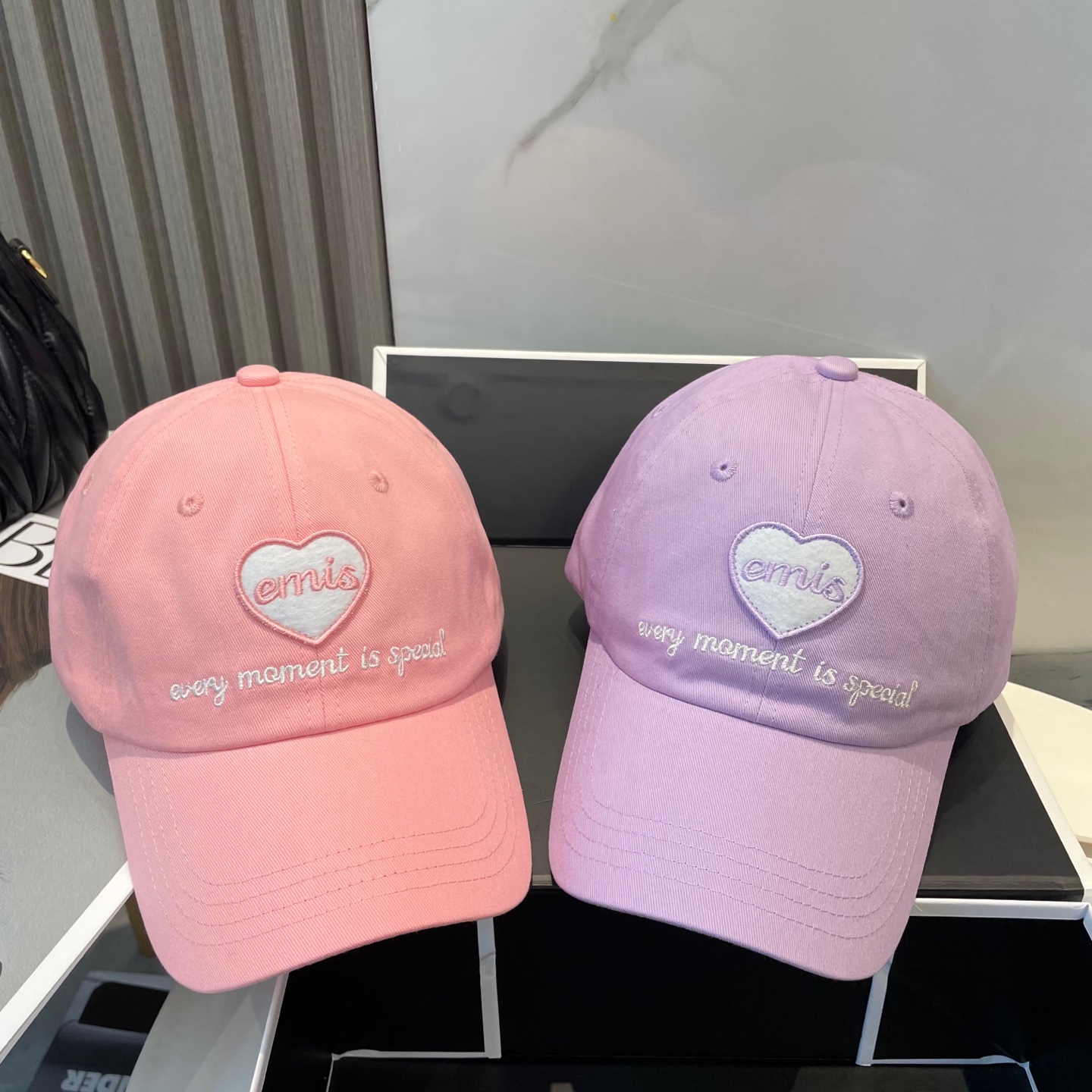 “The Korean Fashion Must-Have: The Magical New Baseball Cap Trend” - 图片 5