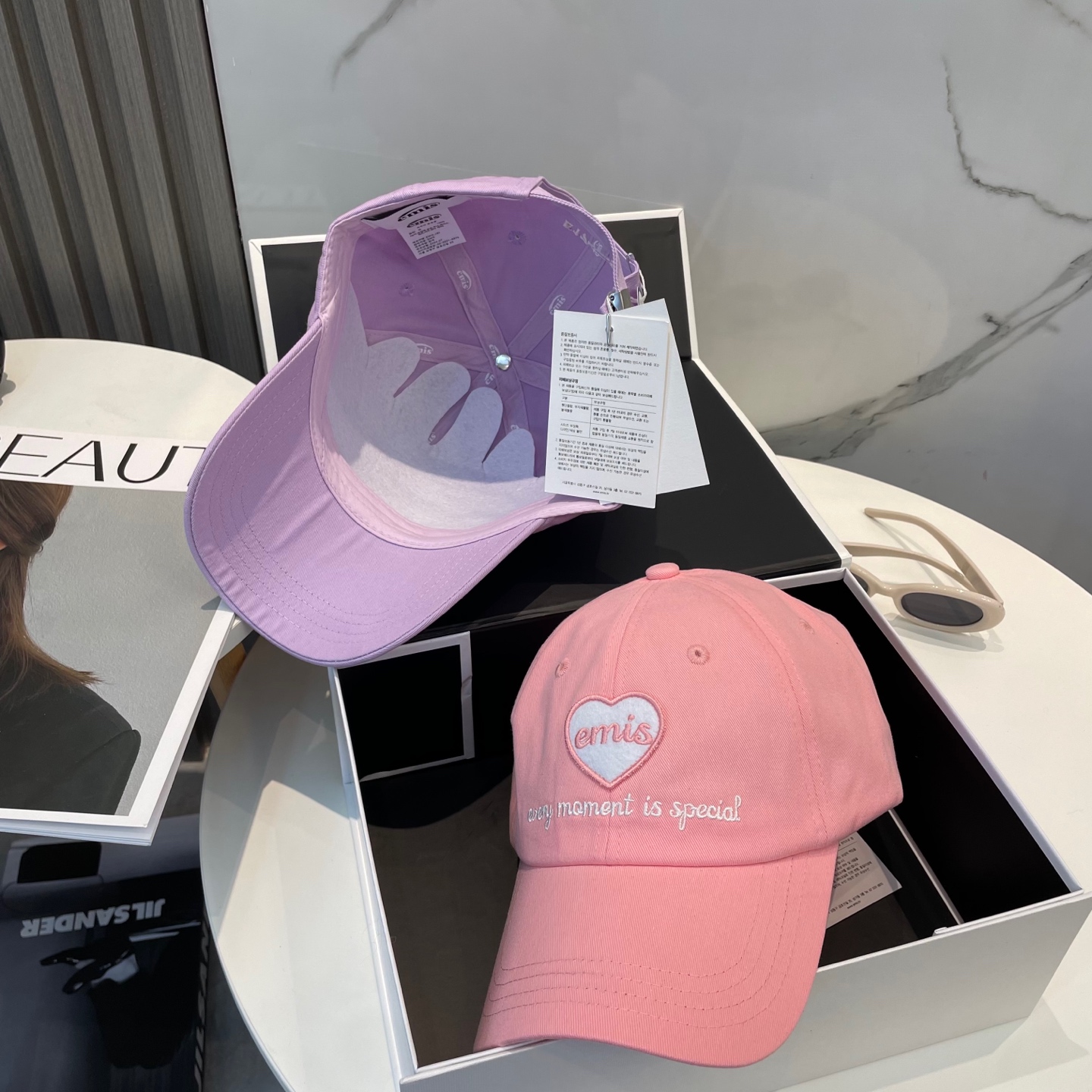 “The Korean Fashion Must-Have: The Magical New Baseball Cap Trend” - 图片 4