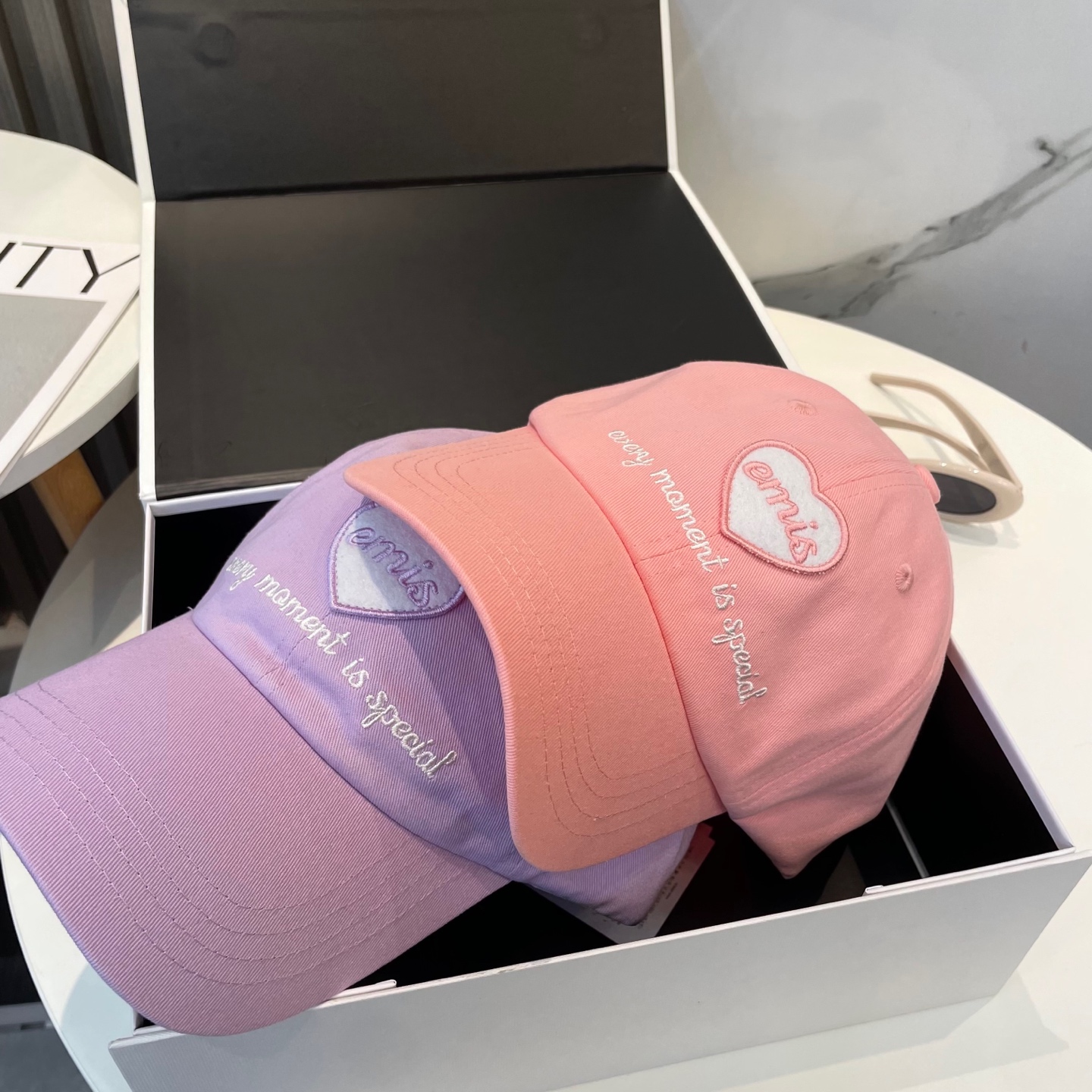 “The Korean Fashion Must-Have: The Magical New Baseball Cap Trend” - 图片 8