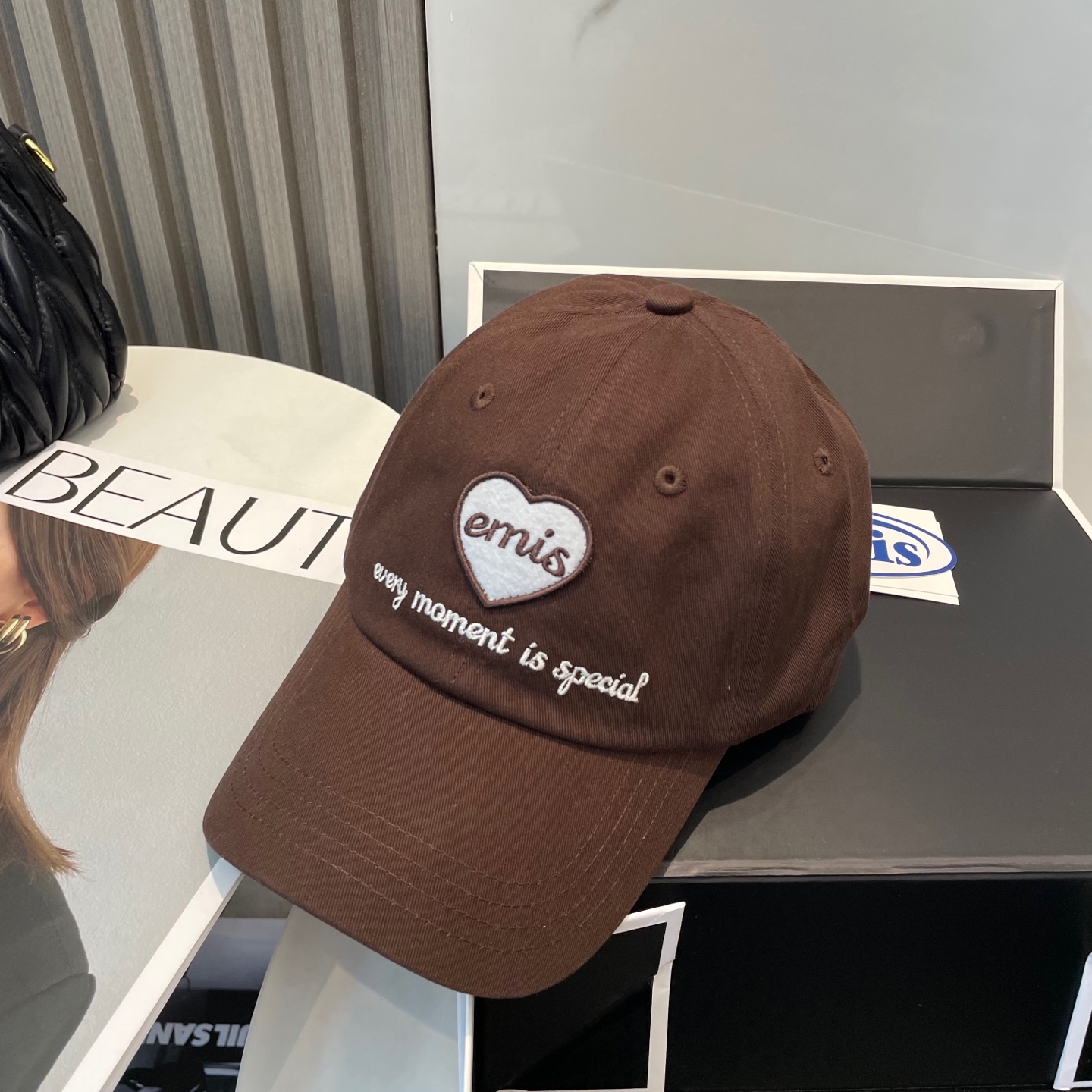 Trend Alert: Korean Fashion Baseball Cap with Magical Appeal Gains Popularity - 图片 9